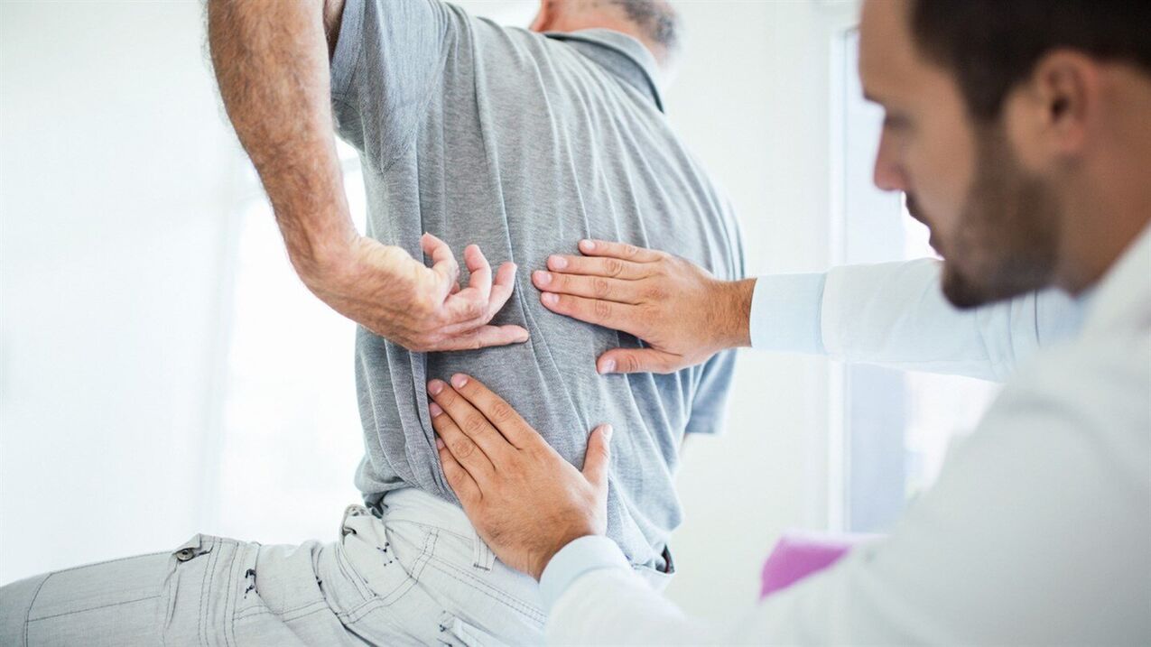 lekár skúma chrbát s bedrovou osteochondrózou