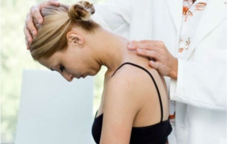 Na identifikáciu osteochondrózy chrbtice lekár vykoná vizuálne vyšetrenie