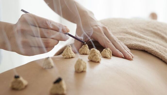 Zahrievanie bioaktívnych bodov na chrbte pre osteochondrózu